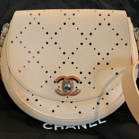 Chanel CC caviar perforated crossbody bag pristine - Picture 2 of 6